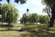 Gleißenberg: Pfarrsenioren fahren mit der Bimmelbahn durch Regensburg Pemfling, CHA - Dorfteich m Pfarrkirche St Andreas v SW (Pemfling)