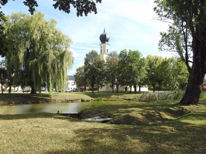 Pemfling, CHA - Dorfteich m Pfarrkirche St Andreas v SW (Pemfling)