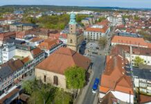 Erlangen: Neuer Drachenbootverein sammelt Geld für das erste Boot Erlangen Reformierte Pfarrkirche Luftbild- -RM-164736