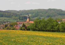 Hallerndorf feiert die 25. Zeltkerwa mit Baumaufstellen und Betzenaustanzen Weißenohe Blick (Weißenohe)