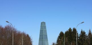Küps: Kreisstraße KC 13 nach Erneuerung wieder frei befahrbar Gläserner Obelisk Steinbach am Wald (Steinbach am Wald)