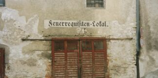 Fürstenfeldbruck: Herrmann zeichnet 17 ehrenamtsfreundliche Betriebe aus Feuerwehrhaus: Feuerrequisiten-Lokal Andreasstadel Regensburg