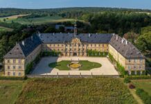 Nürnberg: Pilgerforum in der Jakobskirche mit Sternpilgern und Pierre Stutz Museum: Schloss Tambach Luftbild- -RM-154500