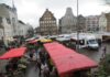 Franken: Was die Mehrwegpflicht für Essen to go verlangt und wer sie prüft Wochenmarkt: Flensburgs Südermarkt mit dem Wochenmarkt, Bild