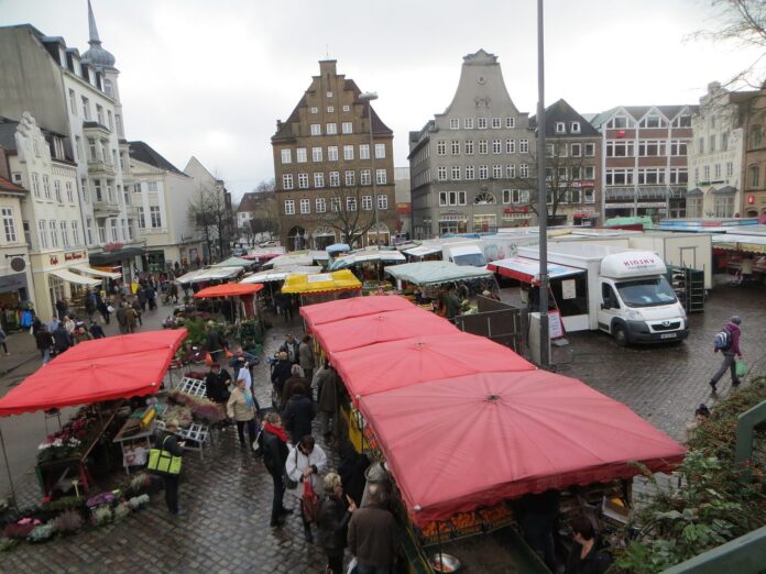 Wochenmarkt: Flensburgs Südermarkt mit dem Wochenmarkt, Bild