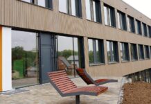 Tag der offenen Tür am 10. Oktober: Drei-Linden-Schule lädt in den Neubau nach Gaukönigshofen ein Pause mit Aussicht auf der Terrasse der neuen Drei-Linden-Schule in Gaukönigshofen. Am 10. Oktober ist das Schulhaus für die Öffentlichkeit zugänglich. © Uwe Dietrich