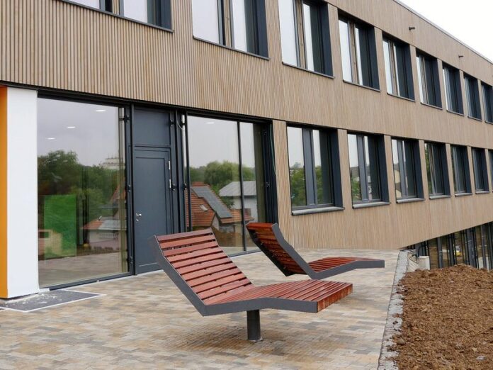 Pause mit Aussicht auf der Terrasse der neuen Drei-Linden-Schule in Gaukönigshofen. Am 10. Oktober ist das Schulhaus für die Öffentlichkeit zugänglich. © Uwe Dietrich